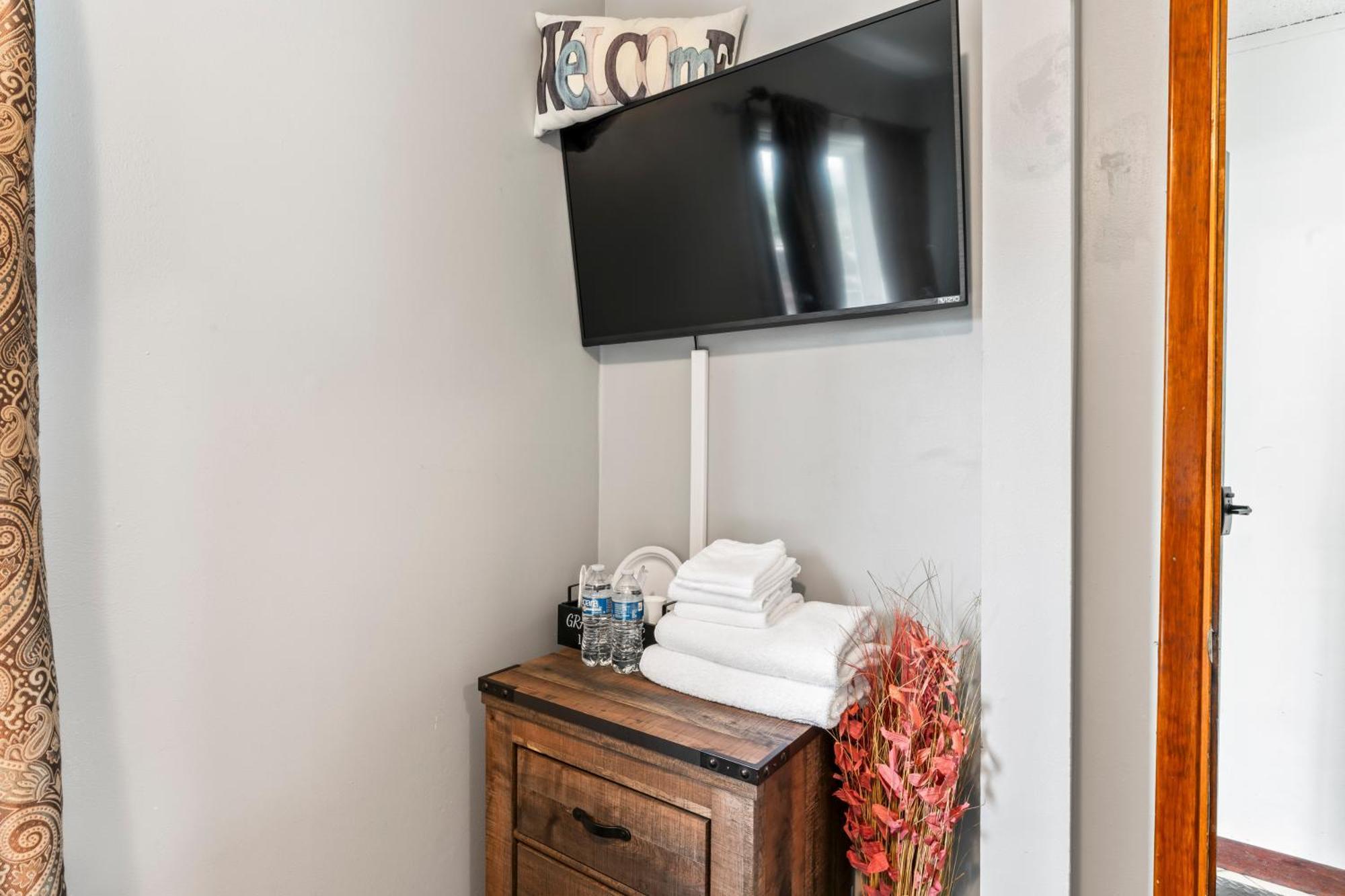 Compact But Cozy Too Hotel Anchorage Exterior foto